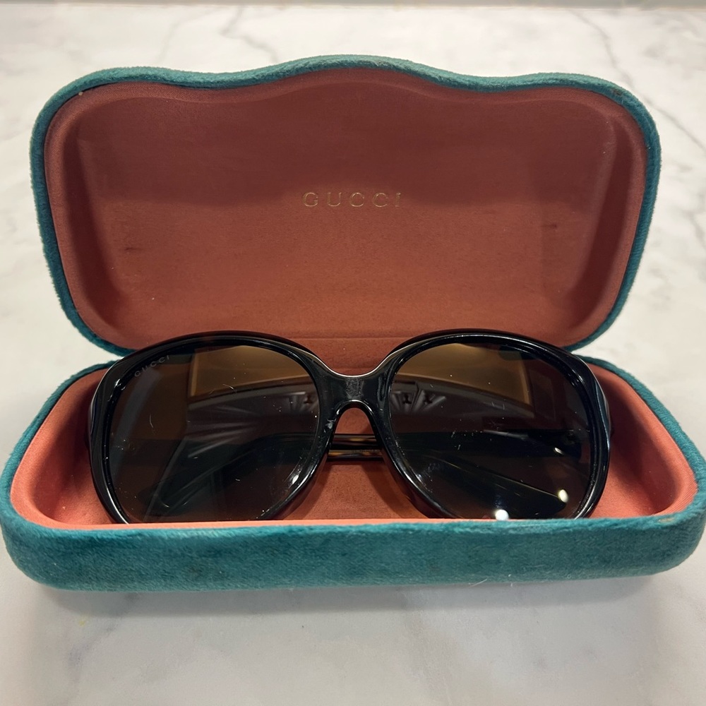 Gucci sunglasses + green Gucci case
